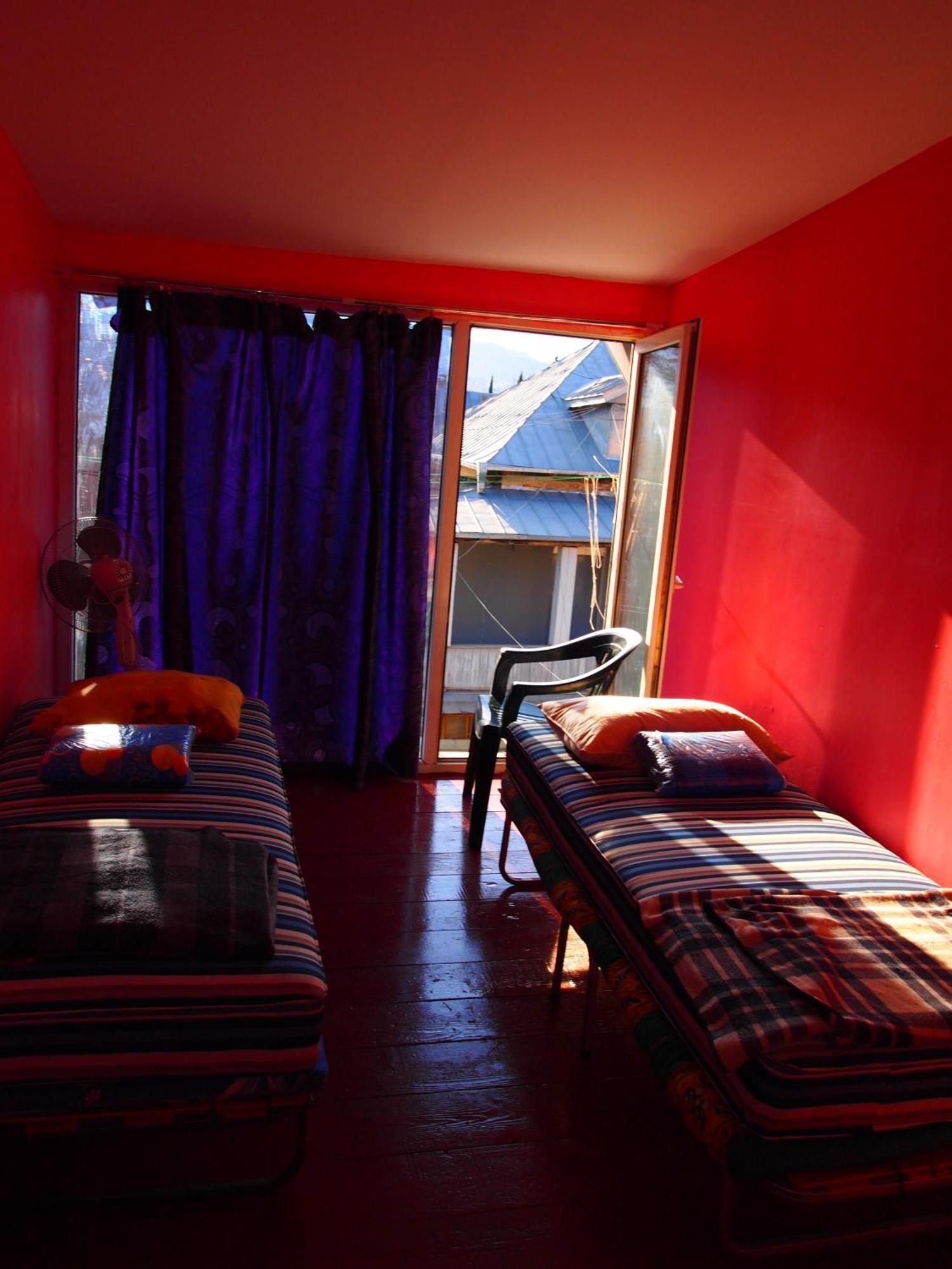 Green Stairs Guest House تبليسي الغرفة الصورة